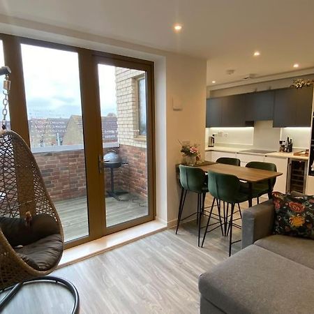 London Luxe: Stylish Studio Exterior photo