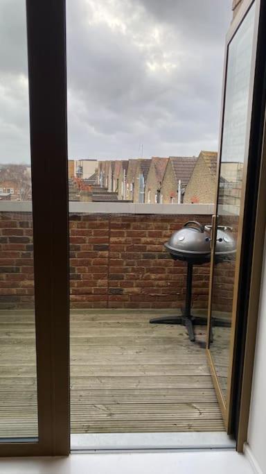 London Luxe: Stylish Studio Exterior photo
