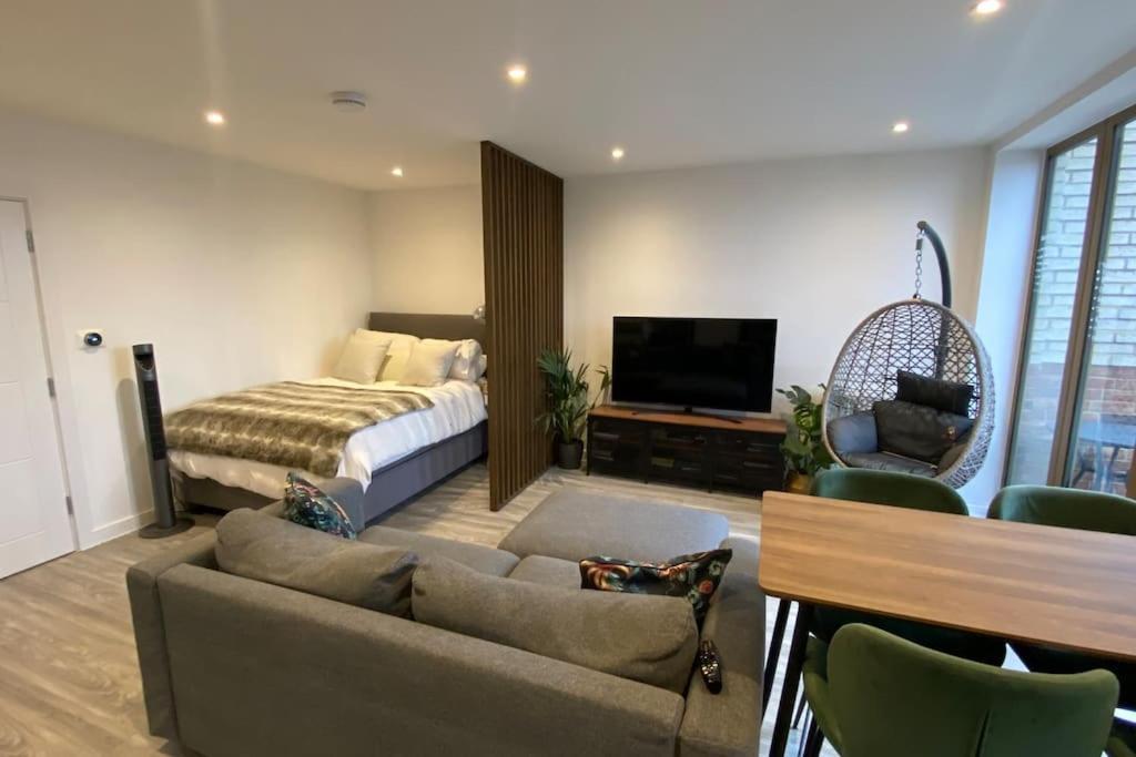 London Luxe: Stylish Studio Exterior photo