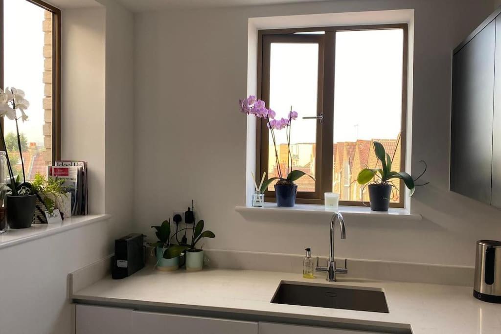 London Luxe: Stylish Studio Exterior photo